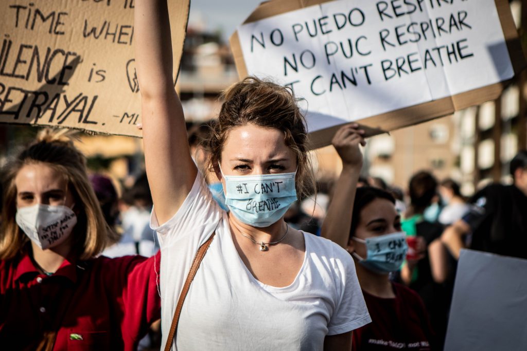 Manifestant duu una mascareta on es llegeix "I Can't Breathe" 