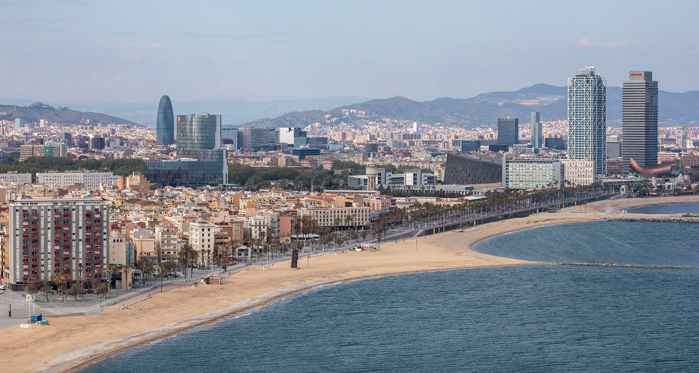 Imatge de la platja de la Barceloneta sense banyistes