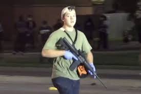 Imatge del jove de 17 anys amb un rifle a les mans, just abans de matar a dues persones i deixar una ferida.